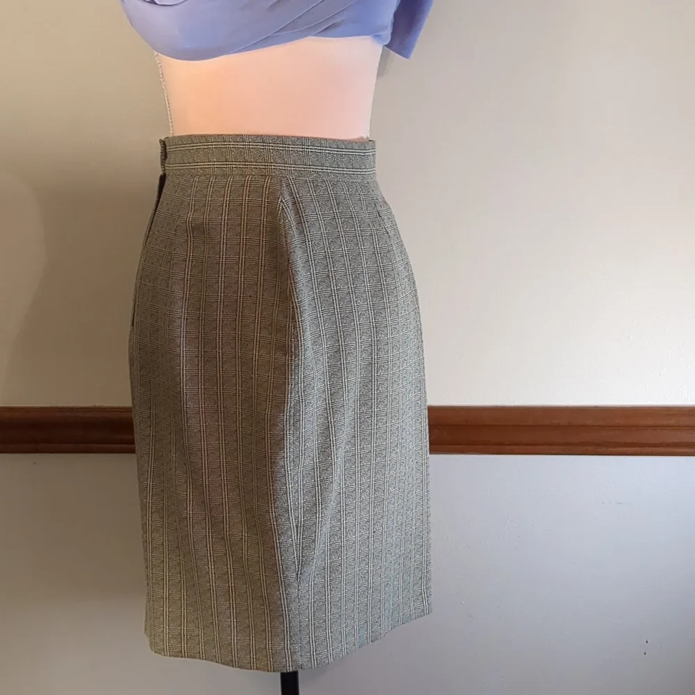 Gray plaid skirt in Women's size 4 - Picture 2 of 8